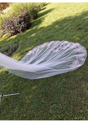 Довга весільна фата з вишитими аплікаціями No Brand (369162393)