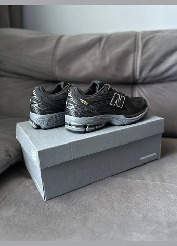 Черные всесезонные кроссовки Vakko