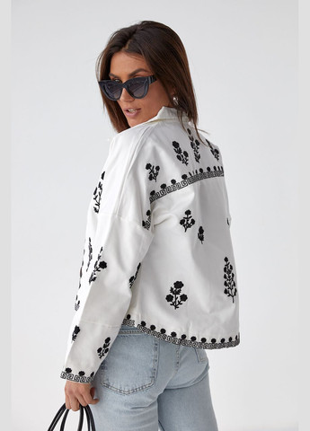 Белый женский женская вышитая рубашка пиджак на пуговицах. ESQ с цветочным узором -