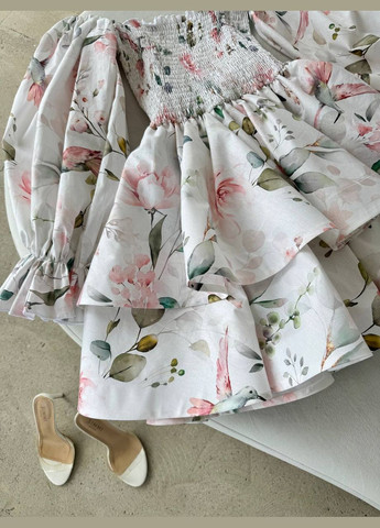 Молочна коктейльна сукня міні з відкритими плечима та квітковим принтом з відкритими плечима MonCher з квітковим принтом