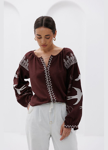 Коричнева жіноча вишиванка з ластівками гладдю Arjen (295903465)