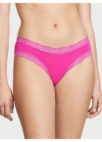Трусики-чіки жіночі бавовняі з мереживом Lace-Waist Cotton Cheeky Panty малинові Victoria's Secret (316659302)