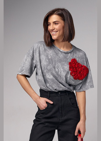 Світло-сіра літня жіноча футболка тай-дай прикрашена трояндовим серцем - світло-сірий Lurex
