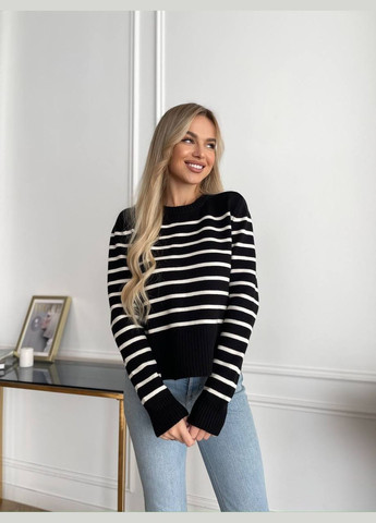 Чорний демісезонний жіночий короткий светр у смужку чорного кольору 29867 Fashion