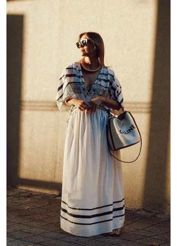 Белое платье свободного кроя украшено бисером Zara