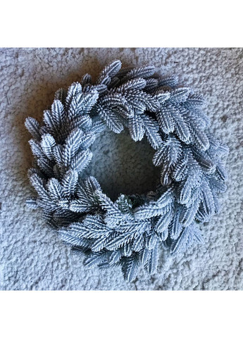 Венок хвойный рождественский Traditional литой d-40 см заснеженный HVOYA (366963773)