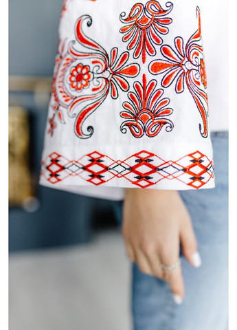 Біла жіноча вишиванка з синьою гладдю на молочній бавовняній бязі з широкими рукавами та етнічними китицями, s бязь (301033782)