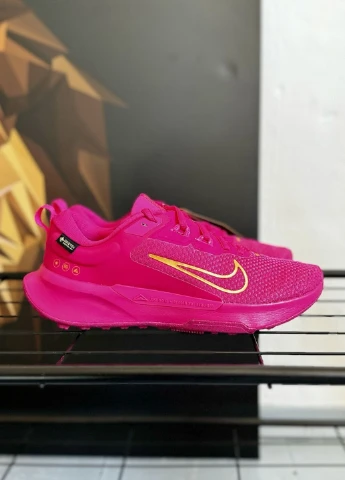 Кислотно-рожеві всесезонні кросівки Nike Juniper Trail 2 GTX