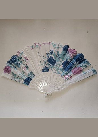 Віяло біле з перламутровим блиском і червоними квітами No Brand (342065328)