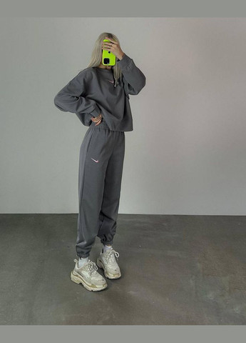 Красивый нежный костюм 2-ка из двухнитки с вышитой эмблемой "Nike" на груди, приятный к телу графитовый спортивный костюм двойка No Brand 1086-2 (279765835)