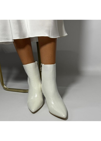 Белые демисезонная свадебные ботильоны, сапожки с тиснением на коже (рептилия) с ремешком жемчуга 7см, цвет белый, зим-0001-2-35-22,5см No Brand