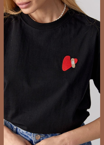 Чорна літня трикотажна футболка з вишитим серцем Lurex