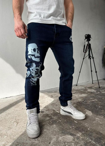 Зручні сині чоловічі завужені джинси з модним принтом No Brand (295439441)