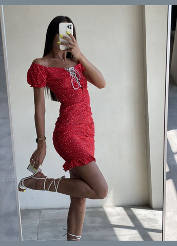 Красное красивое лёгкое платье из софта в горошек с открытыми плечами и коротким рукавом, короткое красное платье со шнуровкой на груди No Brand