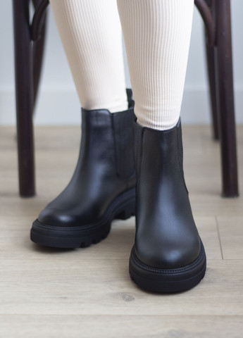 Черные осенние женские осенние ботиночки на резинке из натуральной кожи челси No Brand