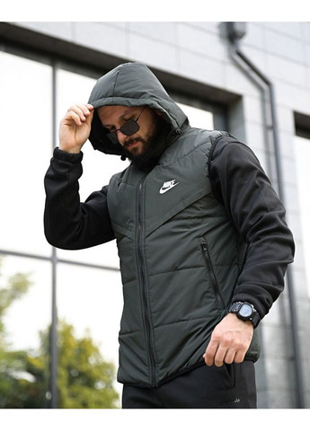 Оливкова демісезонна жілетка чоловіча олива Nike