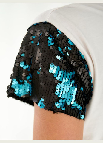 Женская хлопковая футболка с пайетками на рукавах белого цвета 33507 Fashion - (335980491)