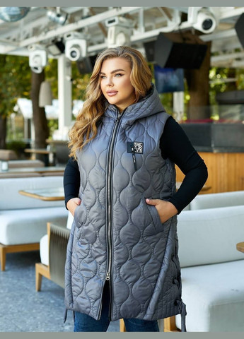 Жіноча демісезонна об’ємна жилетка графіт батал стьобана довга до коліна з капюшоном на блискавці Viki Жилет (316093988)