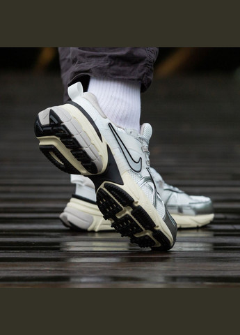 Серебристые всесезонные кроссовки v2k run summit white metallic silver - fd0736-100 Nike
