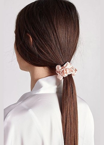 Набір резинок з натурального шовку, розмір S, чорна + світло-бежева Scrunchie Set 4шт (973266-27061751) De Lure (365799095)