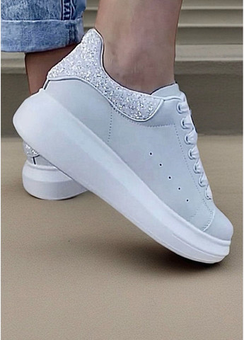 Белые женские кожаные мокасины бежевого цвета. No Brand