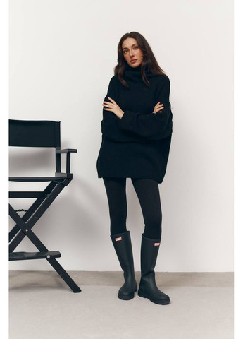 Чорний зимовий жіночий подовжений светр оверсайз з високою горловиною MonCher