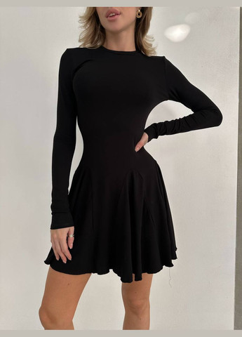 Черное базовое минималистичное платье с рукавами из лёгкой вискозы, красивое приталённое платье выше колена для любой погоды No Brand