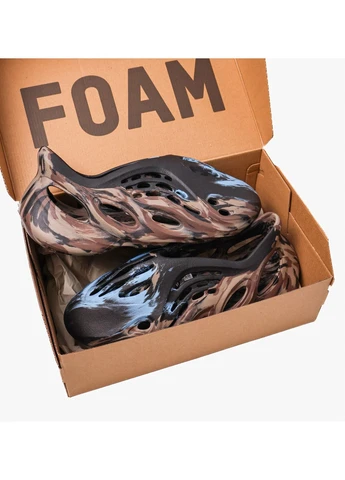 Тапочки Yeezy Foam Runner Коричнево-черные ID4126 adidas (399357011)