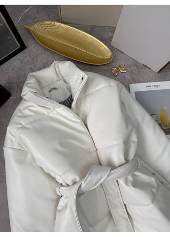 Молочная демисезонная куртка женская из эко-кожи No Brand