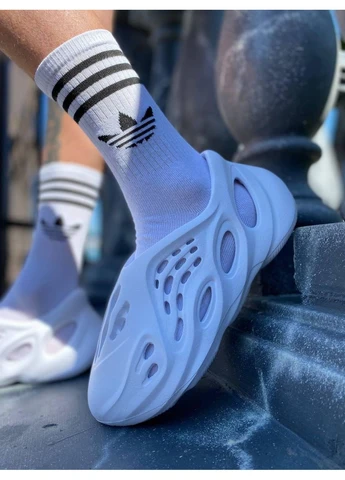 Белые демисезонные кроссовки мужские adidas yeezy boost foam runner mineral white адидас изи буст белые No Brand