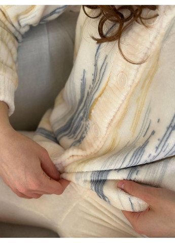 Біла піжама кремового кольору з абстрактним принтом із м’якого велюру. домашній костюм бежево-кремовий велюровий з малюнком. No Brand