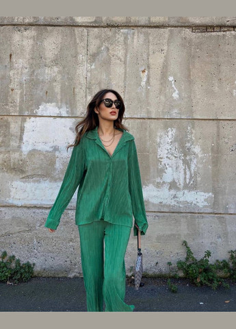 Легкий літній зелений костюм двійка з якісної турецької гофре жатка, трендовий костюм 2-ка (сорочка+штани високої посадки) No Brand 1084 (284119718)