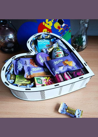 Подарунковий бокс серце з принтом «Love is...» із солодощами для дівчини або дитини (ar168) No Brand (317348279)