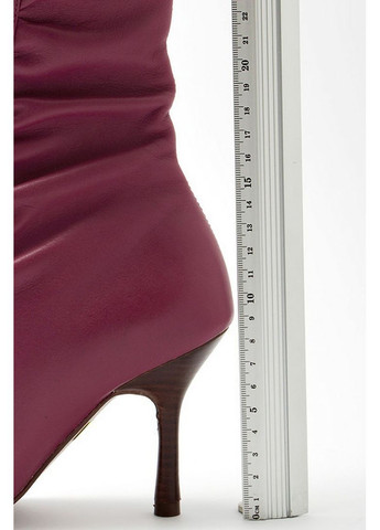 Осенние женские демисезонные кожаные сапоги фуксия Arezzo