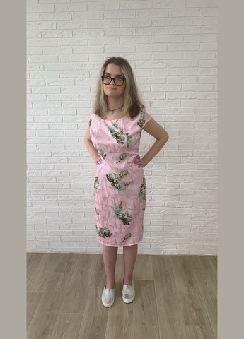 Рожева повсякденний, кежуал рожеве шовкове атласне літнє жіноче плаття-футляр міді з квітковим принтом футляр, сукня-футболка No Brand з квітковим принтом