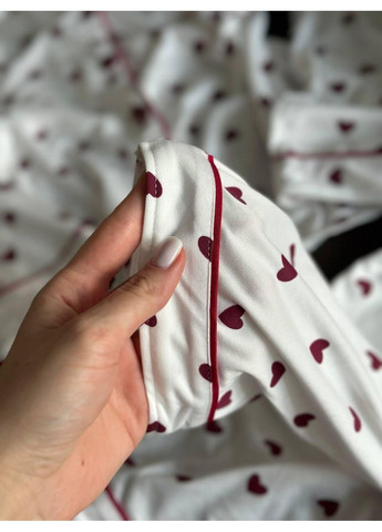 Біла жіноча піжама з тканини креп біла з червоними сердечками / піжама жіноча крепова з довгими штанами у принт сердечок / No Brand