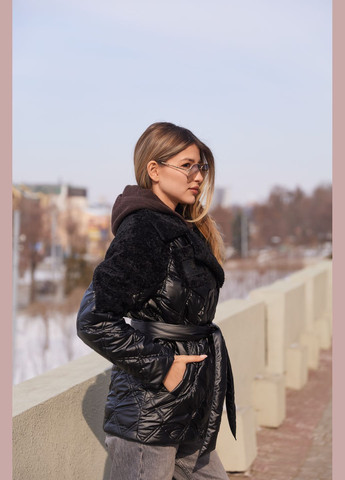 Чорна демісезонна куртка MN