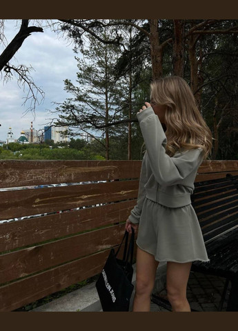 Женский спортивный костюм укороченная кофта на молнии и шорты свободного кроя MonCher (347584635)