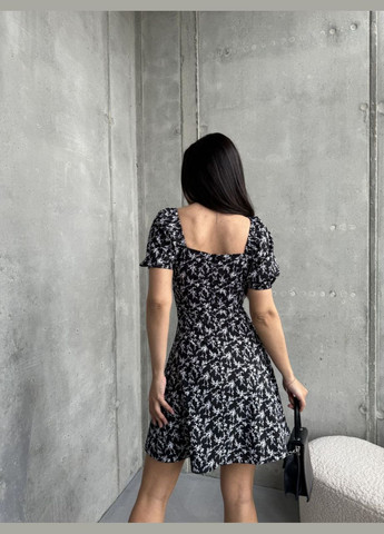 Черное красивое короткое летнее платье с открытым декольте в цветочном принте, лёгкое чёрное платье из супер-софта с коротким рукавом No Brand