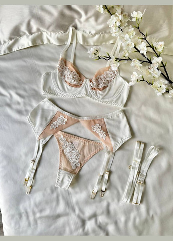Белый нежный комплект женского белья с поясом и гартерами Simply sexy