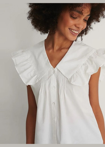 Біла блуза з широким комірцем NA-KD