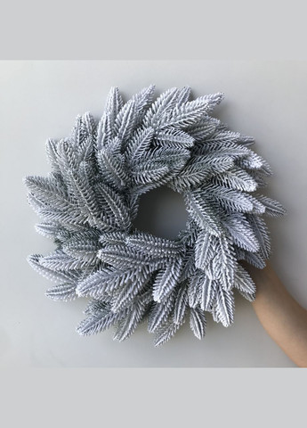 Венок хвойный рождественский Classic литой d-40 см заснеженный HVOYA (328606202)