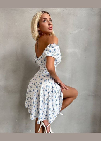 Белое повседневный мини платье с цветочным принтом и открытыми плечами MonCher с цветочным принтом