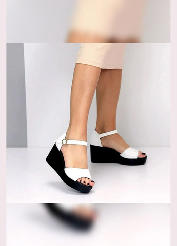 Белые женские белые кожаные босоножки на танкетке с закрытой пяткой и черной подошвой KDSL с ремешком