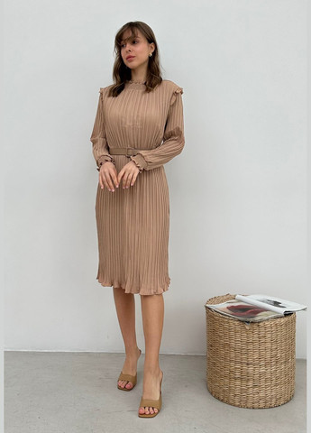 Коричневое платье плиссе с поясом коричневое 111108 коричневый No Brand