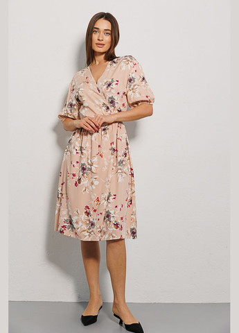 Рожева літня сукня на запах молочна з квітковим візерунком Arjen
