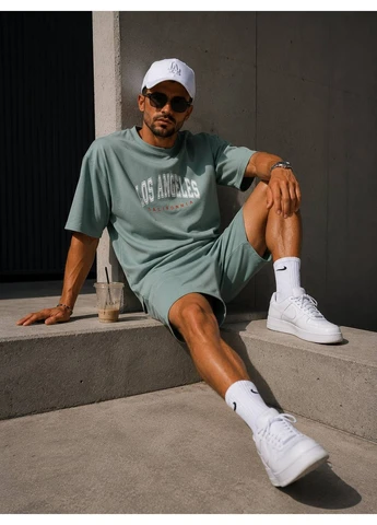 Оливковий літній чоловічій літній костюм у casual streetwear стилі. футболка оверсайз та шорти вільного крою. No Brand