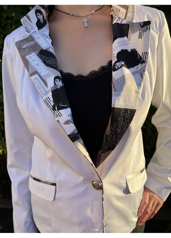 Белый женский белый двубортный приталенный женский жакет-пиджак с подкладкой с поясом с пуговицами с двумя карманами с воротником-стойкой No Brand однотонный - демисезонный