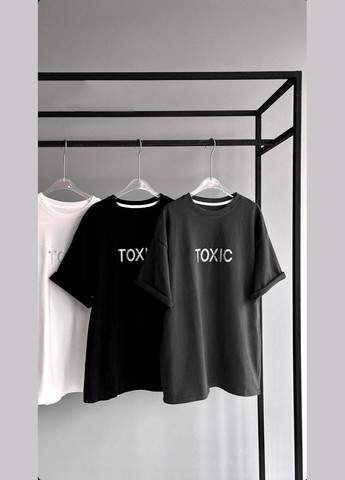 Чорна всесезон чорна якісна футболка з турецького куліра в універсальному розмірі 42-46, однотонна футболка з написом "toxic" зі страз No Brand 088-1