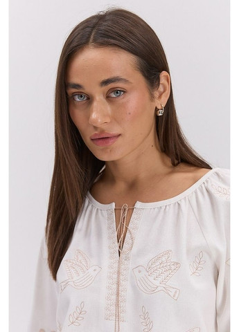 Молочна жіноча вишиванка молочна з квітами і пташками гладдю mkar35049-5 Arjen (355803838)
